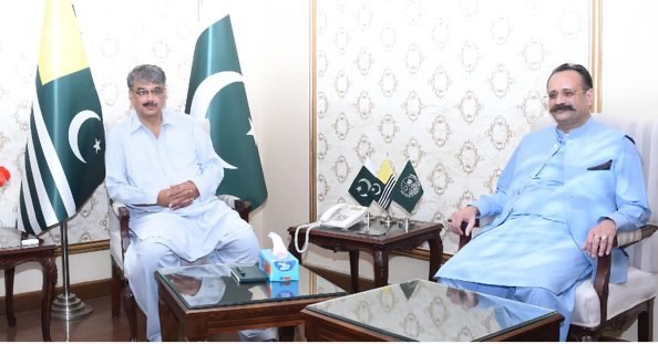 Prime Minister of the Azad Government of the State of Jammu and Kashmir, Chaudhry Anwarul Haq, met with former Prime Minister Sardar Tanveer Ilya Date