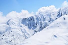 Avalanche hits Srinagar-Ladakh highway, nine vehicles damaged