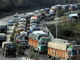 Srinagar-Jammu highway remains closed due to snowfall
